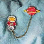 پین زنجیردار فضانورد قرمز - Image 3