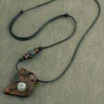 گردنبند چوب ریشه گردو و سنگ پرهینت