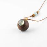 گردنبند چوب گردو و سنگ پرهینت (حدقه)