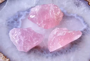رنگ-درمانی-با-سنگ-های-صورتی