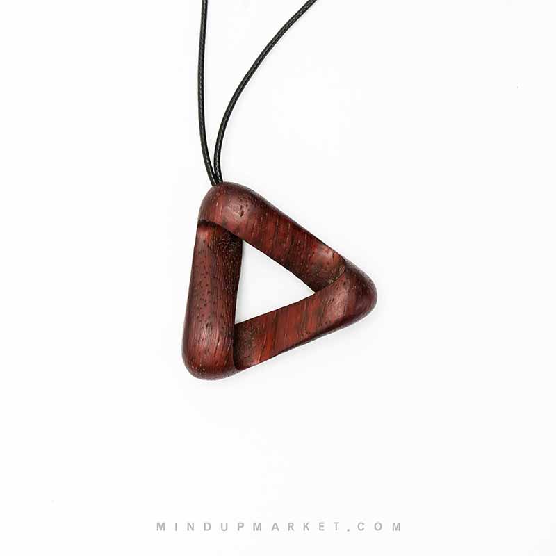 گردنبند سنگی مثلث ناممکن گردنبند سنگی مثلث ناممکن