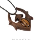 گردنبند چوب گردو با سنگ چشم ببر