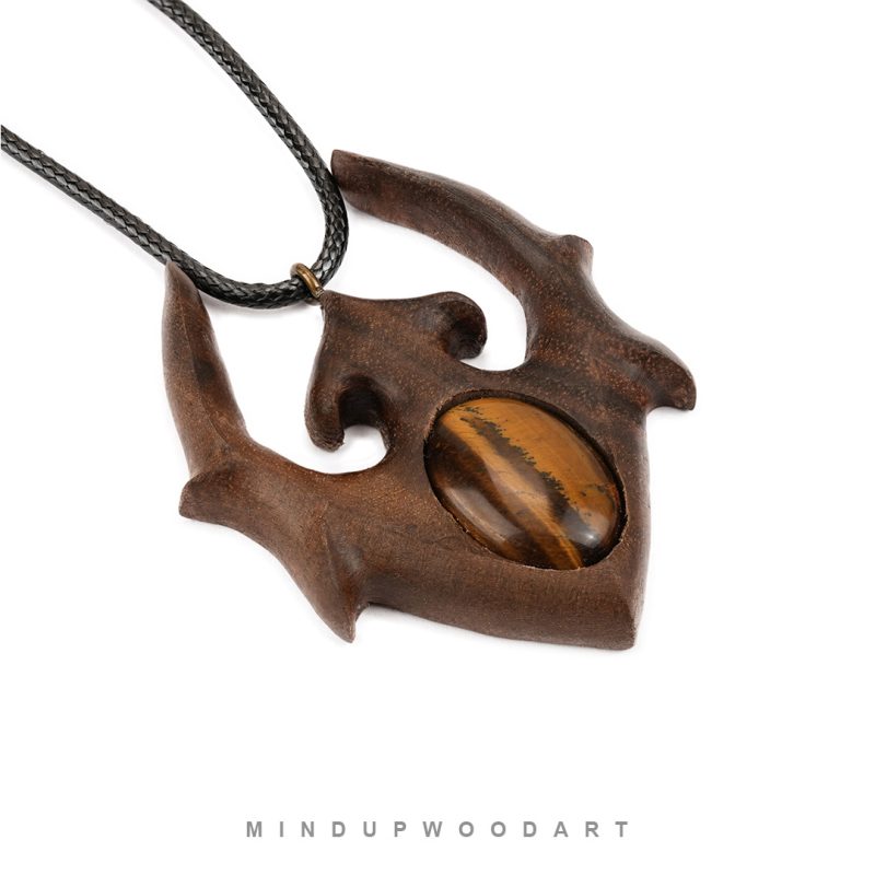 گردنبند چوب گردو با سنگ چشم ببر