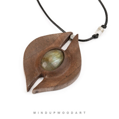 گردنبند چوب گردو با سنگ لابرادوریت