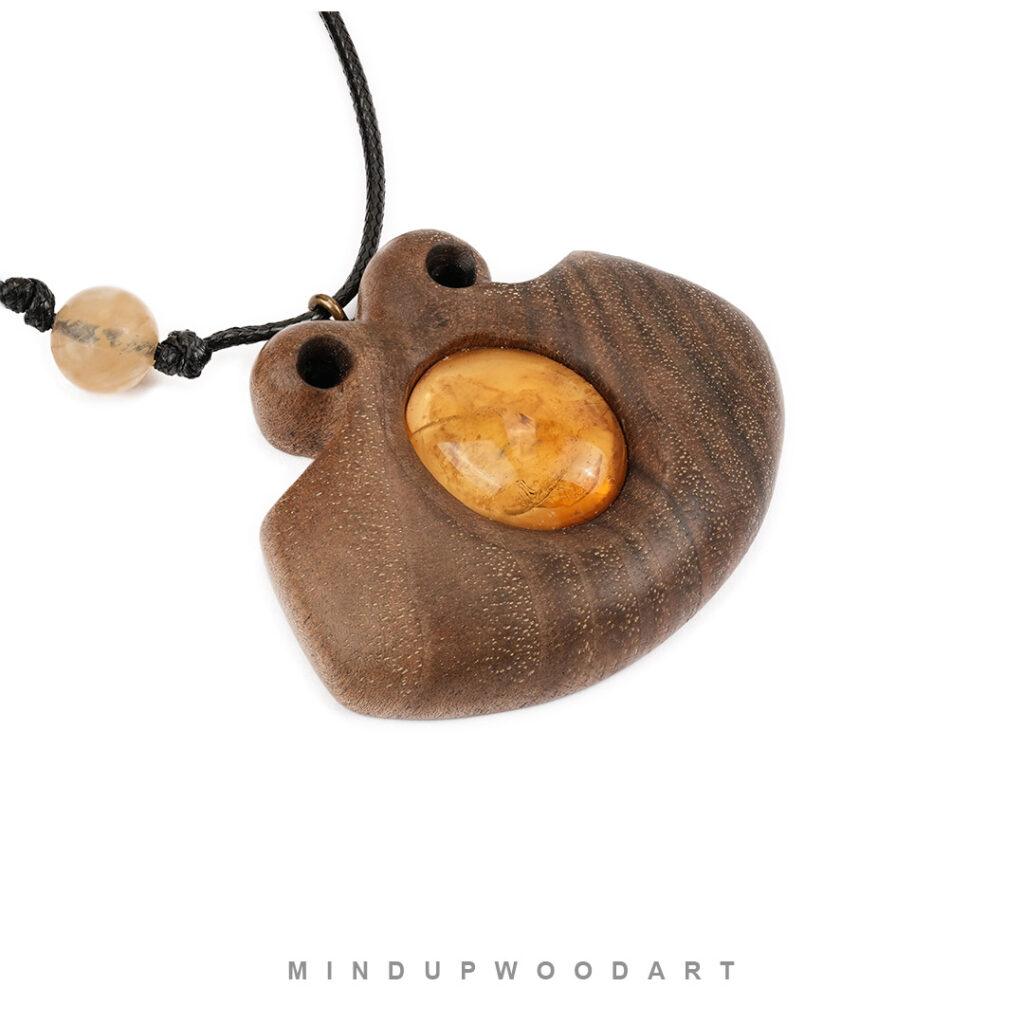 کادو تولد 30 جزئیات گردنبند چوبی سیترین مدل آرامیس ساخته شده از چوب گردو و سنگ سیترین طبیعی