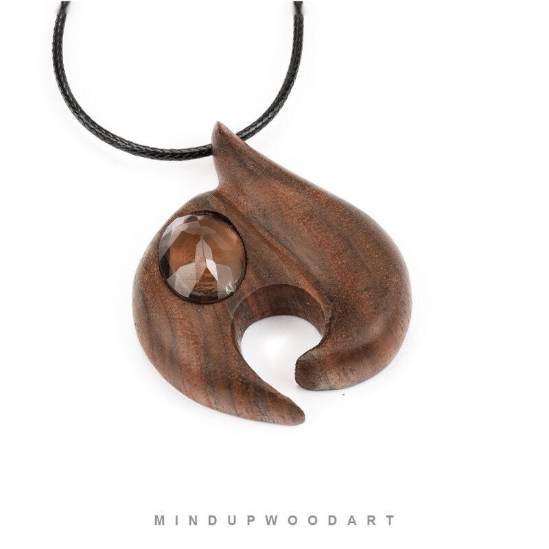 جزئیات چوب گردو و سنگ کوارتز دودی در گردنبند چوبی
