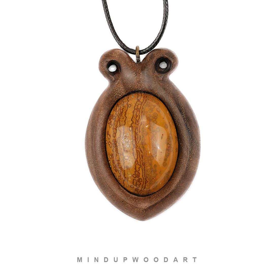 b0449 گردنبند چوبی جاسپر مدل سپر ساختهشده از چوب گردو