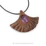 جزئیات سنگ آمیتیست جواهری در گردنبند چوبی فروغ