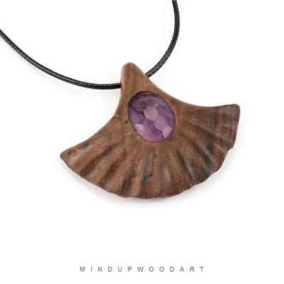 جزئیات سنگ آمیتیست جواهری در گردنبند چوبی فروغ