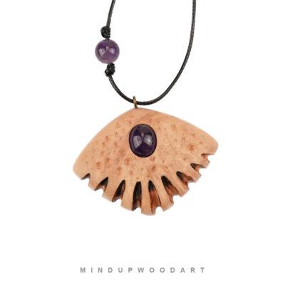 گردنبند چوبی آیین ساخته شده از چوب کهور و سنگ آمیتیست طبیعی