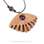 جزئیات سنگ آمیتیست طبیعی در گردنبند چوبی آیین با طراحی دستساز